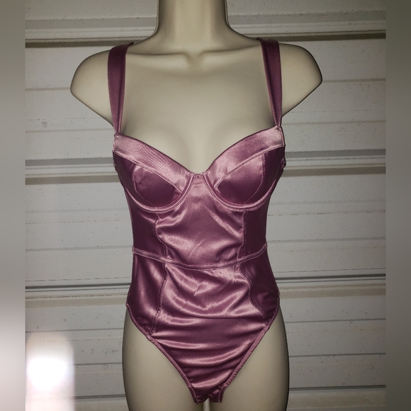 💋 💄 Bra Size 32C Victoria's Secret pink satin Teddy Lingerie bodysuit 💋 👠 - Picture 3 of 9